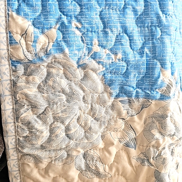 NWT King Quilt set, 3 piece, reversible (blue/white) - Picture 4 of 4